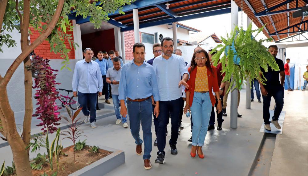 Wanderlei Barbosa entrega reforma de escola em Sítio Novo