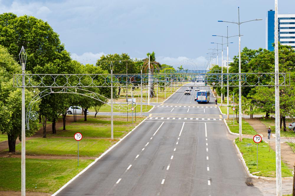 Palmas prepara decoração natalina nas avenidas