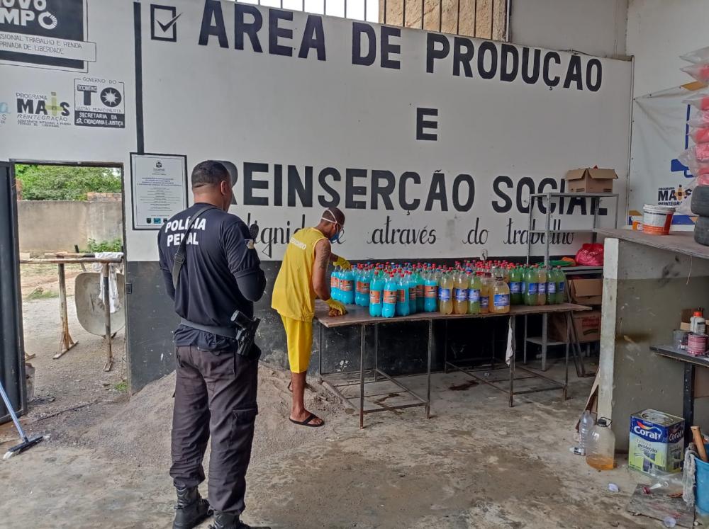 Custodiados da Unidade Penal de Dianópolis fabricam sabão artesanal como atividade profissional