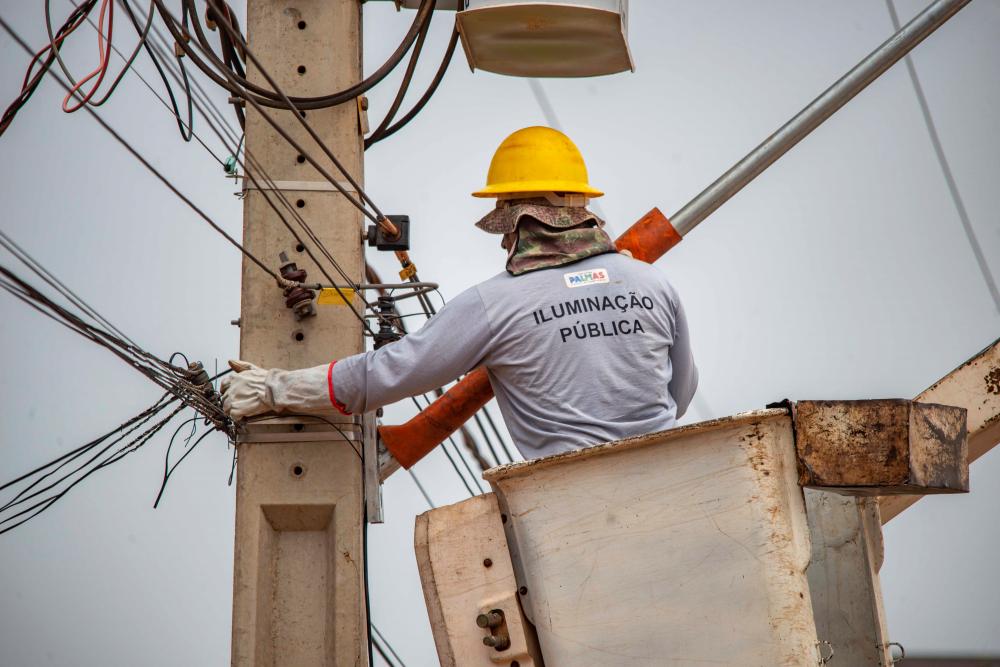 Prefeitura de Palmas faz reparos em rede de iluminação pública nesta segunda-feira, 17