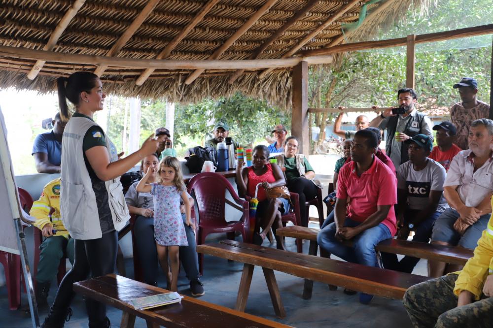 Naturatins orienta comunidades tradicionais sobre legislação estadual do capim-dourado e buriti 