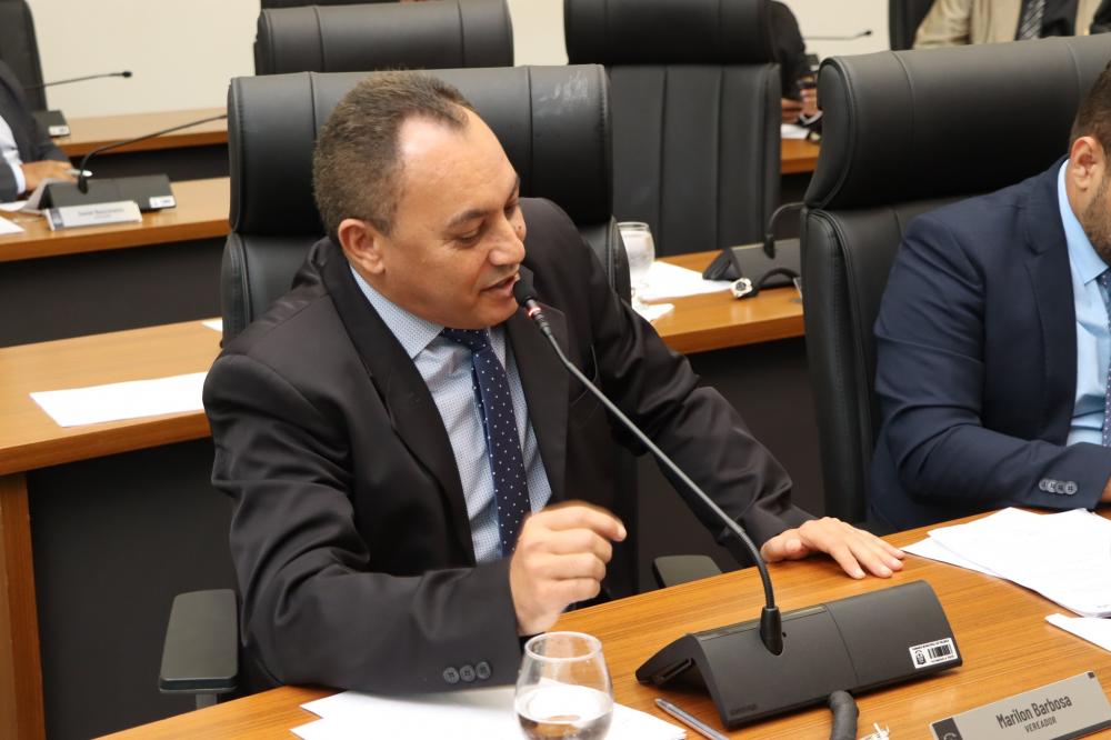 Marilon cobra melhoria no serviço de iluminação pública da praça do Ginásio Ayrton Senna