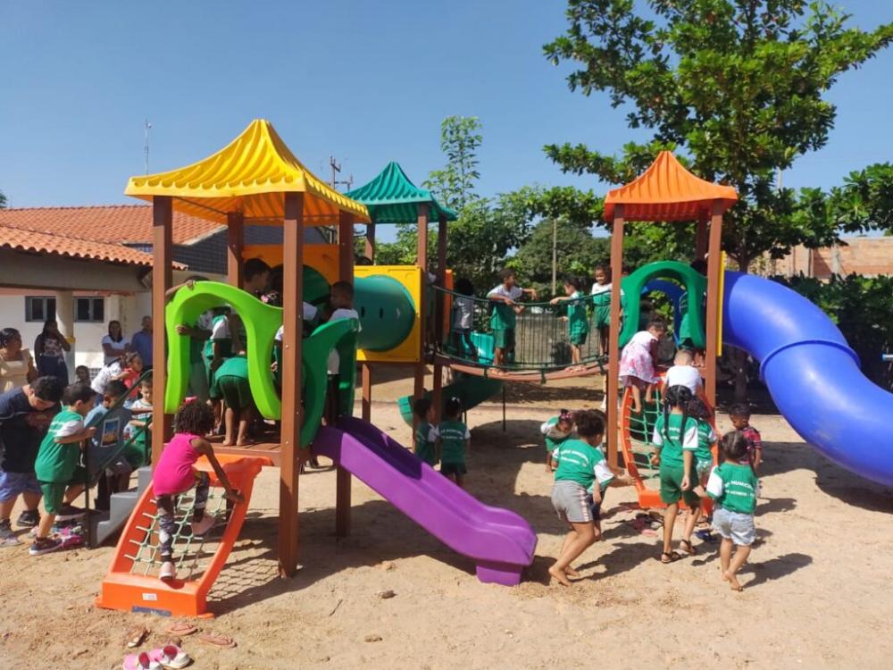 Prefeitura de Novo Acordo entrega parquinho na Creche Municipal Mãe Duvigem