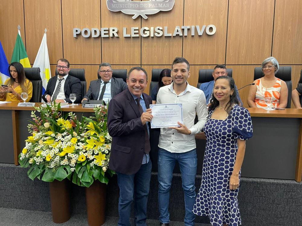 Vereador Marilon Barbosa homenageia na Câmara, o jovem Maik Morosini pelo Dia Nacional da Língua Brasileira de Sinais 