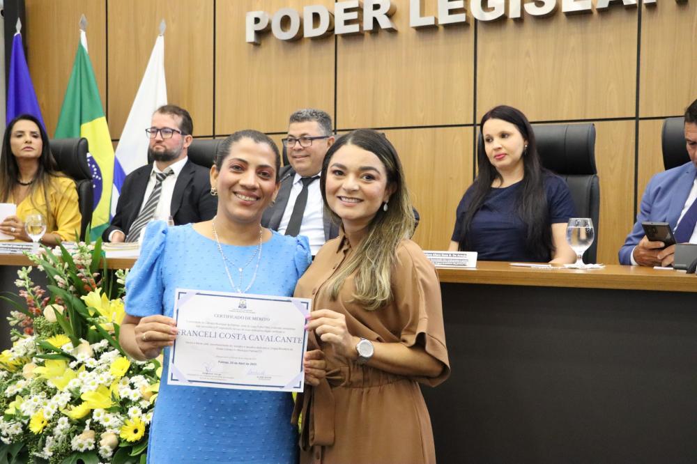 Vereadora Elaine Rocha homenageia professora da rede municipal de ensino no Dia Nacional da Língua Brasileira de Sinais