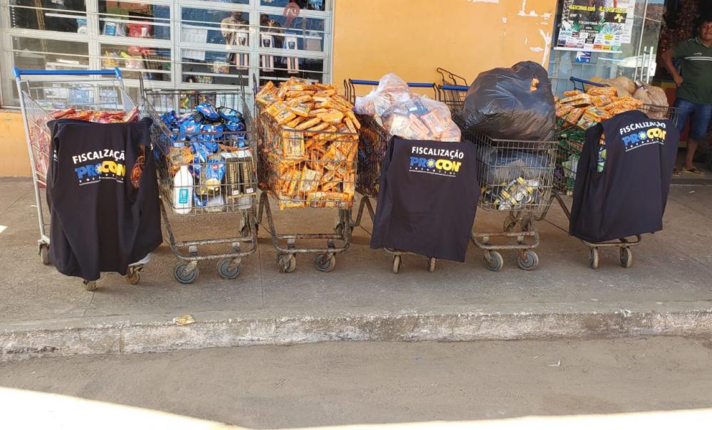 Em Tocantínia, Procon apreende 2.240 produtos vencidos