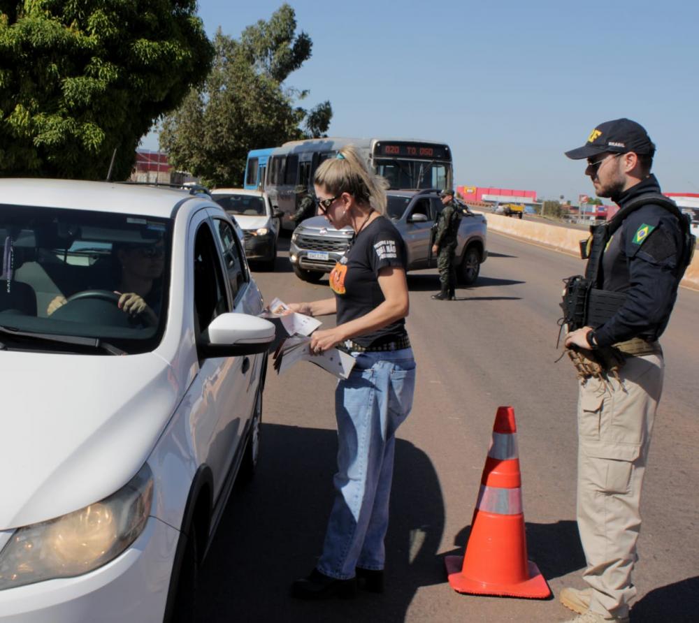 Projeto Foco no Fogo com o apoio da PRF e Detran realiza blitz educativa no perímetro urbano T0-050 para alertar motoristas sobre os riscos das queimadas