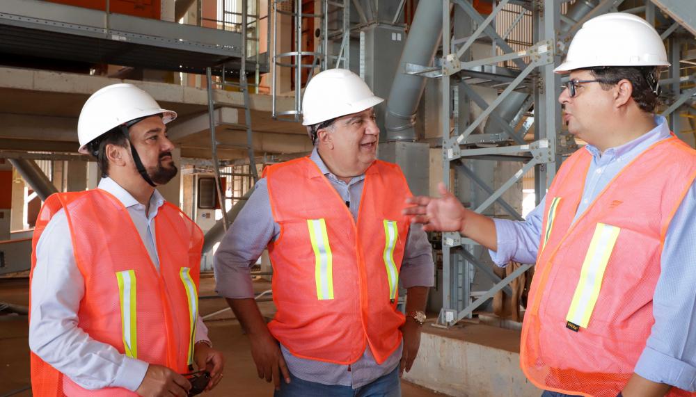 Laurez Moreira, visita instalações de empresa do agronegócio que vai gerar centenas de empregos no Tocantins