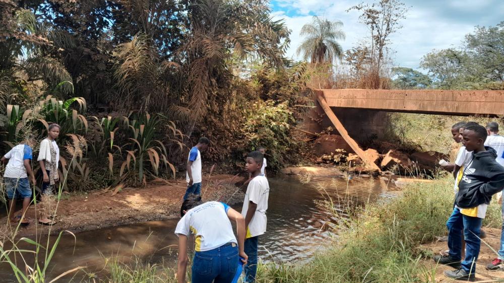 Colégio de Almas envolve estudantes em projeto de recuperação de nascente de córrego