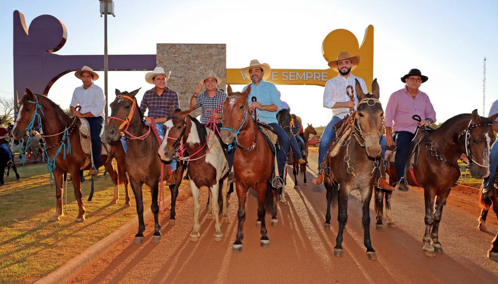 Wanderlei Barbosa visita obras em Aparecida do Rio Negro e participa da cavalgada de abertura dos festejos de Nossa Senhora Aparecida