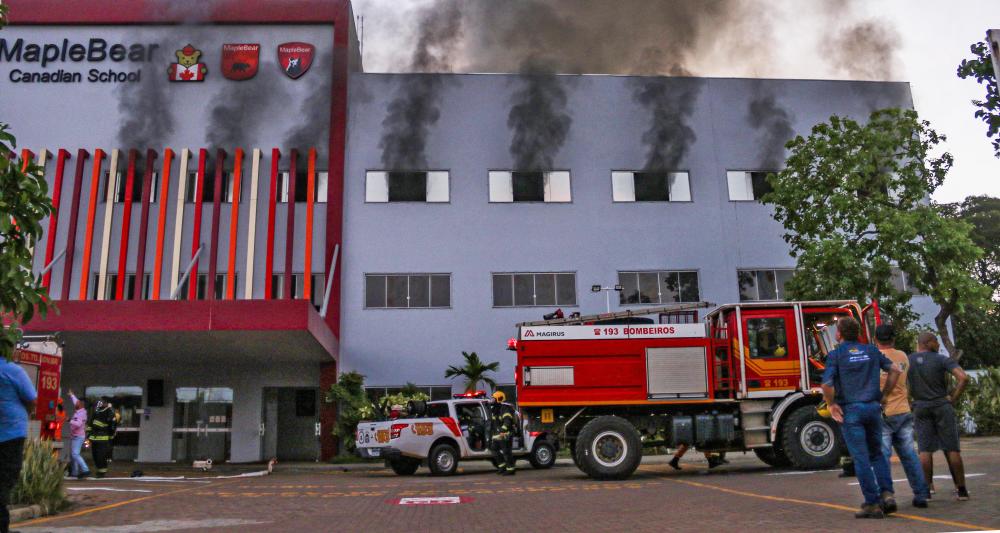 Mais de 50 bombeiros atuaram no combate a incêndio em escola, em Palmas