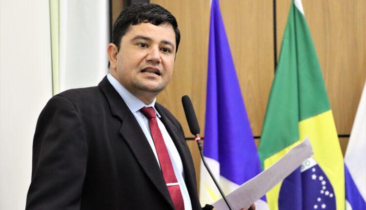 Vereador Rogério Freitas pede revitalização da praça do Jardim Aureny IV