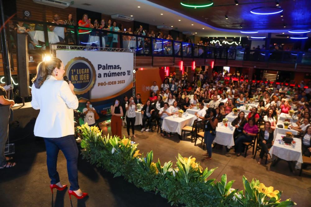 Em encontro com professores, Cinthia Ribeiro lança prêmio