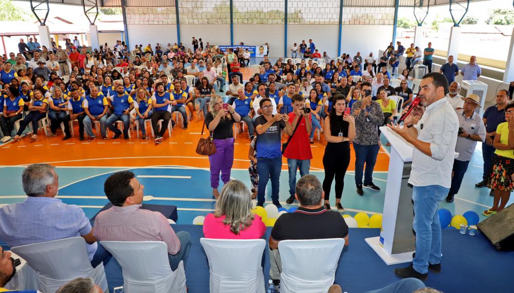 Governador Wanderlei Barbosa recebe título de cidadão ananaense e inaugura escola