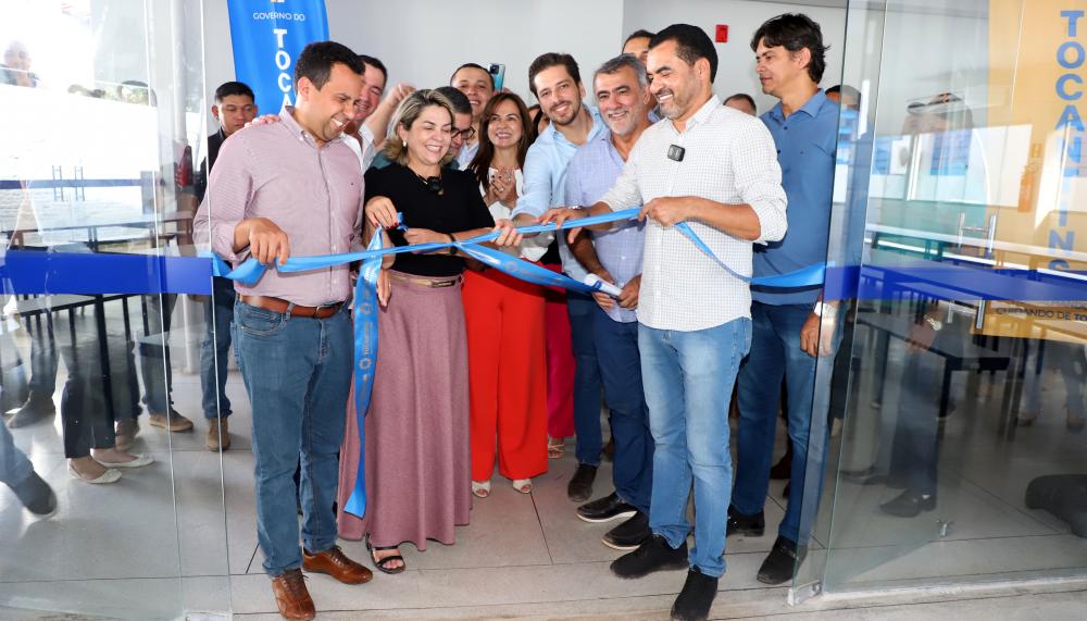 Governador Wanderlei Barbosa entrega reforma em escola de Guaraí e visita obras do Corpo de Bombeiros da cidade
