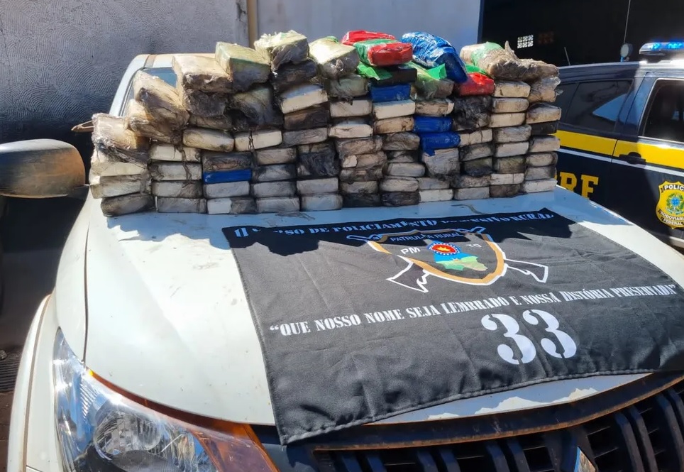 PM e Polícia Rodoviária apreende cerca de 80 quilos de drogas em uma caminhonete 
