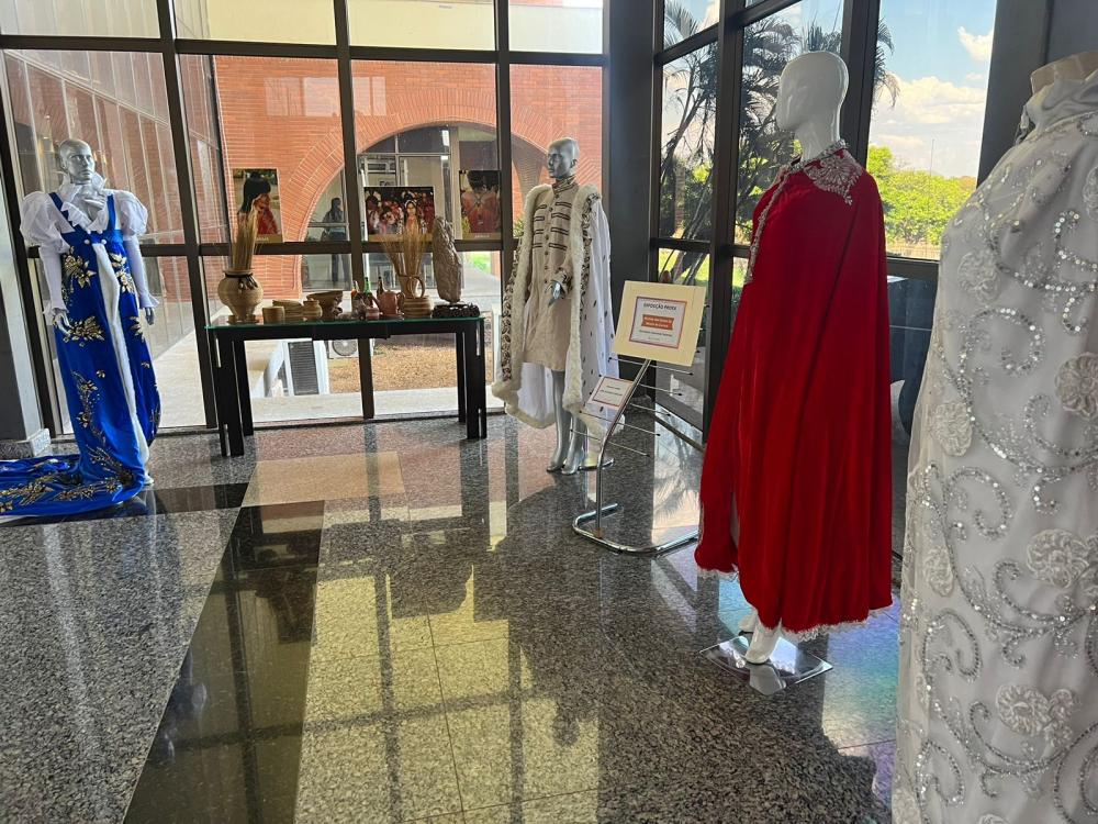 Vestimentas tradicionais da Festa de Nossa Senhora do Rosário de Monte do Carmo estão em exposição no Palácio Araguaia 