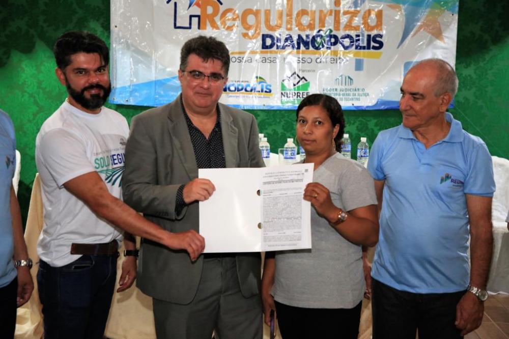 Solo Seguro: Judiciário e órgãos parceiros entregam mais de 300 títulos de regularização fundiária para famílias em Dianópolis 