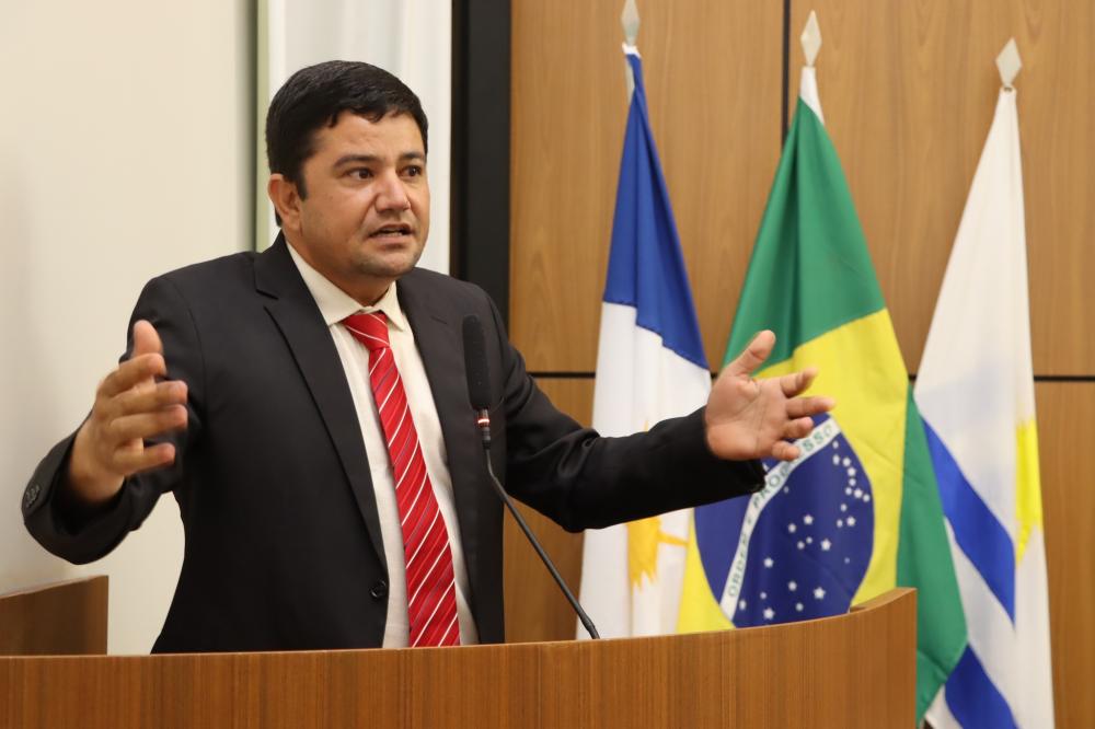 Vereador Rogério Freitas exige ação imediata contra descaso ambiental na Quadra 1105 Sul