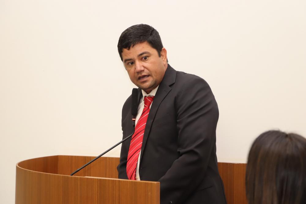 Vereador Rogério Freitas solicita iluminação pública urgente na Avenida NS-02 para combater insegurança noturna