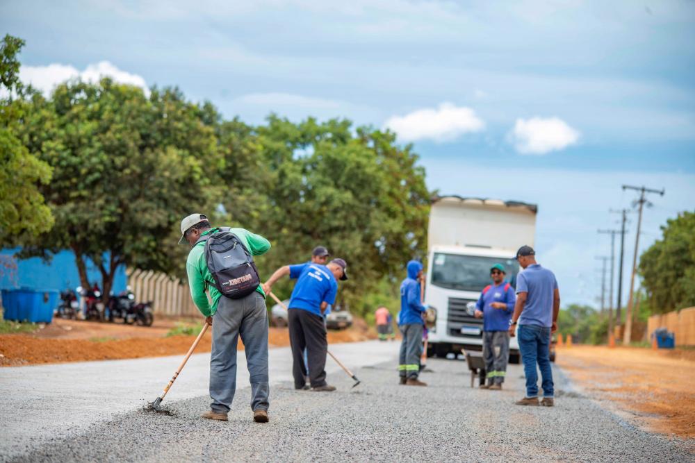 Avenida LO-19 e via próxima a clubes recebem obras de pavimentação asfáltica