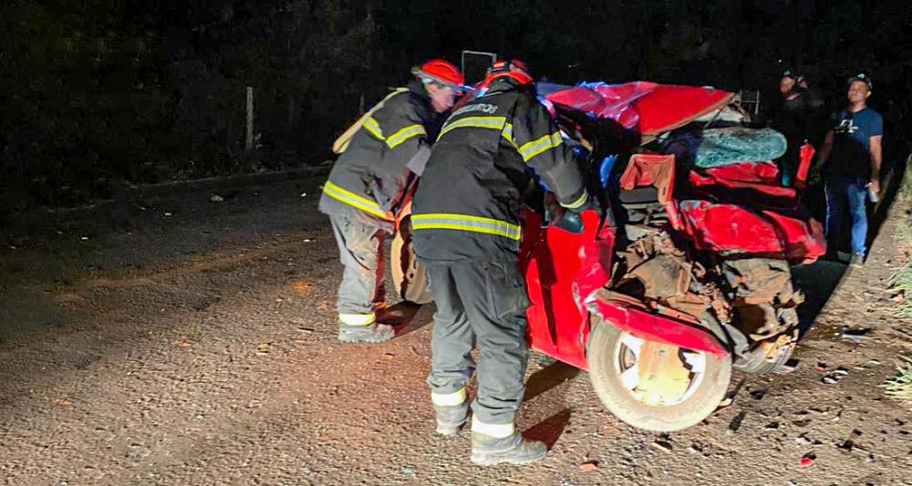 Bombeiros militares desencarceram vítimas de colisão entre ônibus e carro