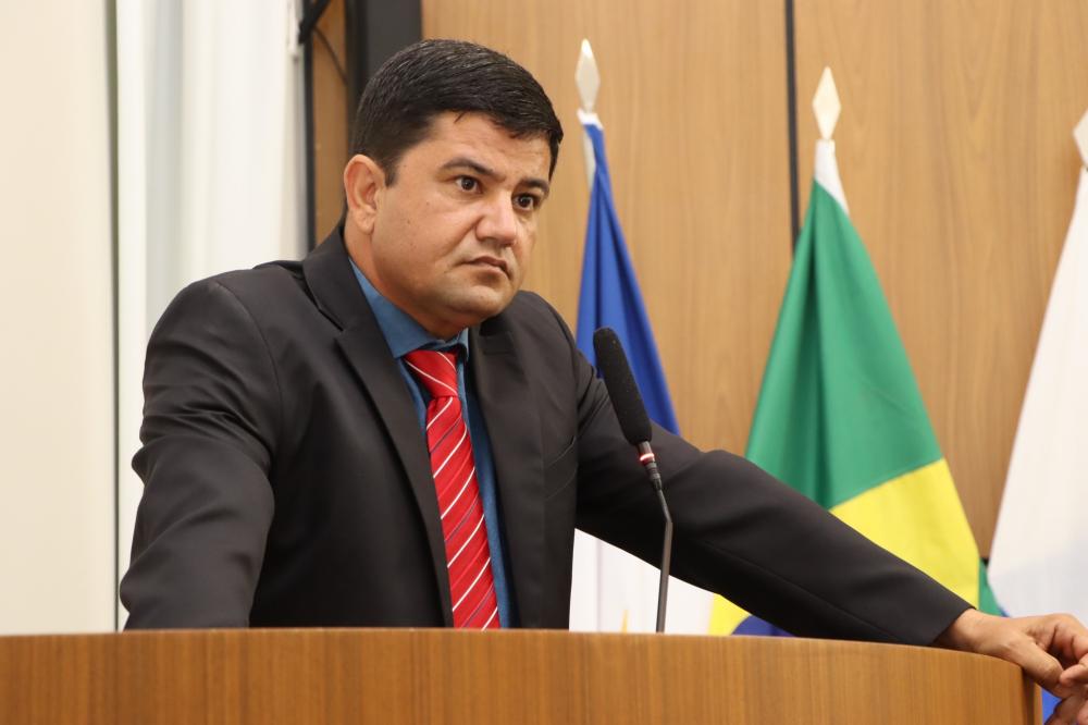 Rogério Freitas solicita aumento de números de ônibus na linha 240