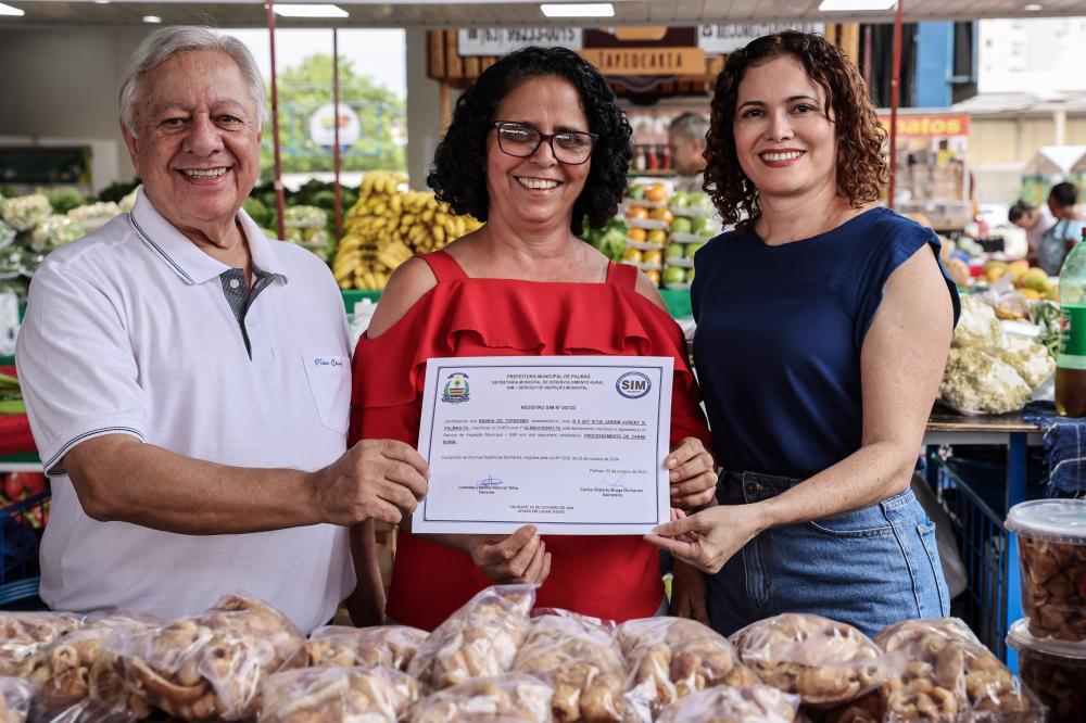 Prefeitura entrega primeiro Certificado do Serviço de Inspeção Municipal a feirante da 304 Sul