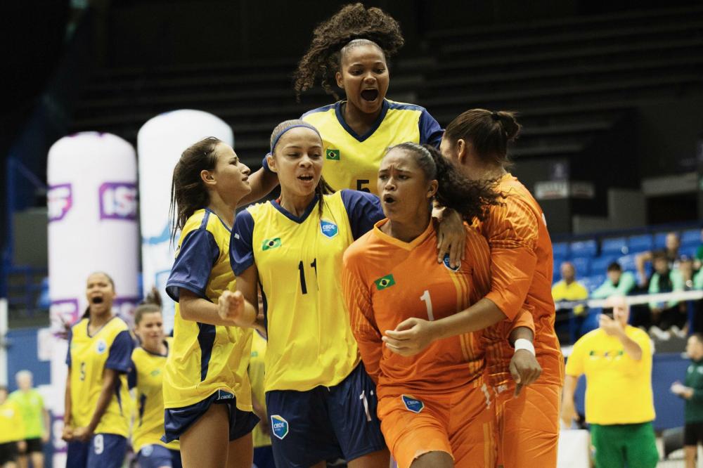 Time feminino do Colégio Estadual Guilherme Dourado é vice-campeão no Campeonato Mundial Escolar de Futsal