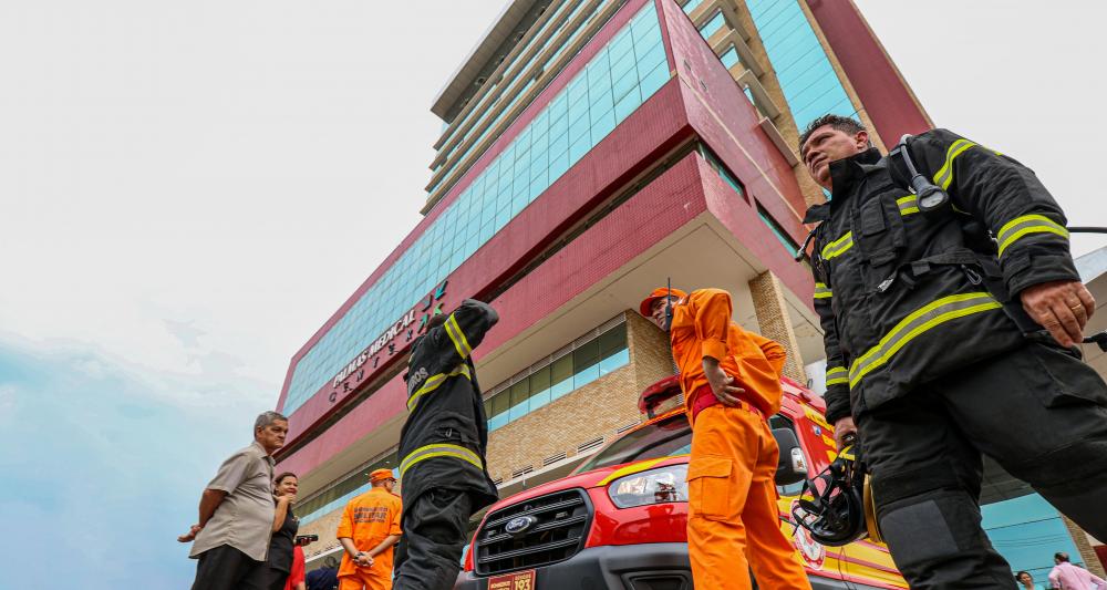 Bombeiros militares combatem incêndio em hospital particular, em Palmas