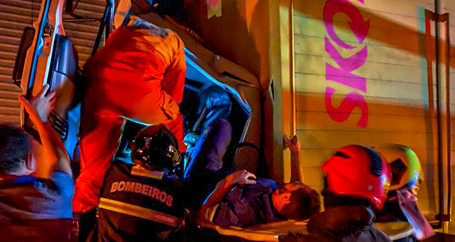 Bombeiros militares resgatam motorista de caminhão preso às ferragens após acidente em Colinas