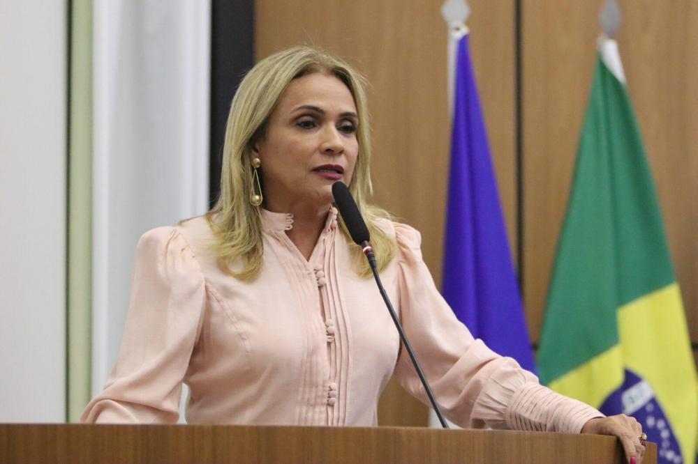 Vereadora Laudecy Coimbra aponta contradição na viagem e projetos da prefeita Cinthia Ribeiro durante sessão na Câmara de Palmas