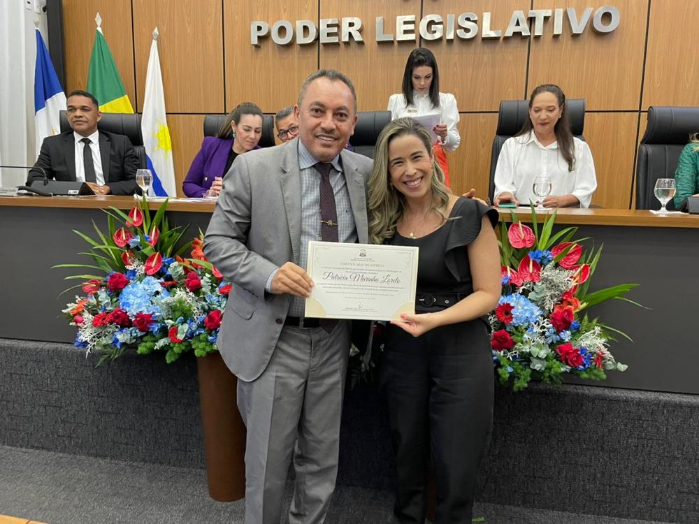 Na Câmara, o vereador Marilon Barbosa presta homenagem à fonoaudióloga, Patrícia Loreto