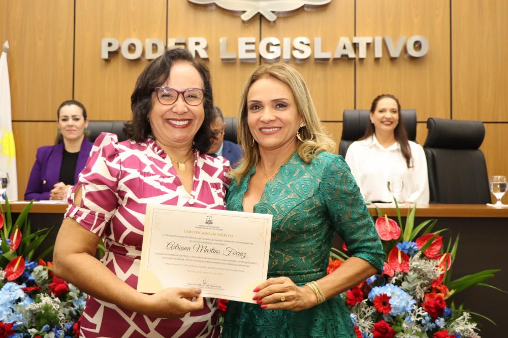 Laudecy Coimbra homenageia fonoaudióloga Adriana Ferraz em sessão solene