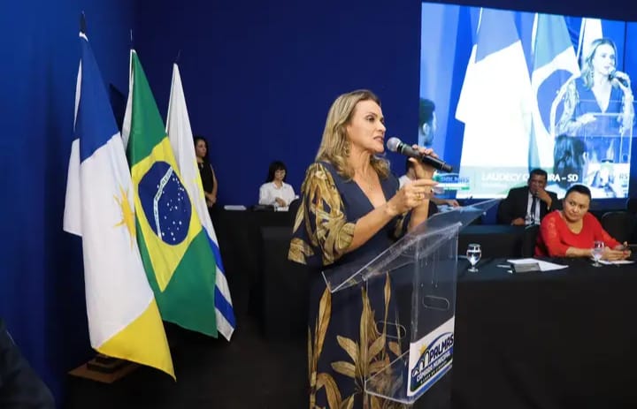 Laudecy Coimbra é aplaudida em discurso que critica a gestão