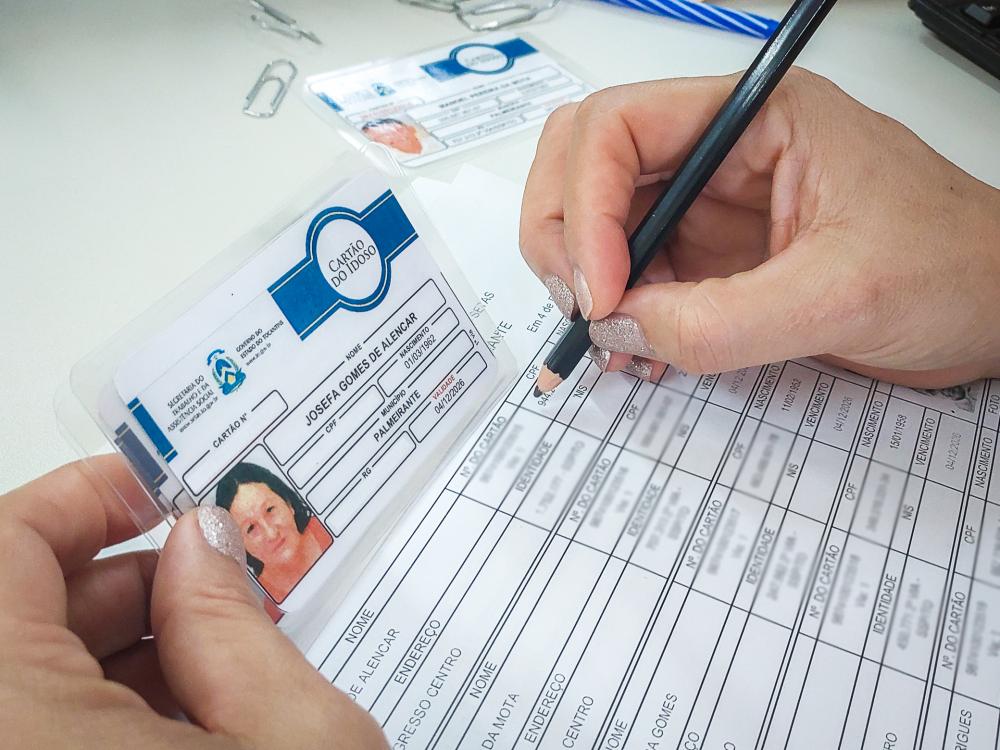 Governo do Tocantins entrega mais de 7,6 mil Cartões do Idoso em 2023
