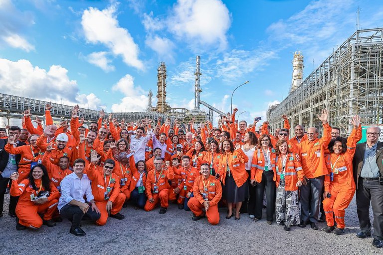 “Essa refinaria vai faturar US$ 100 bilhões por ano”, diz Lula sobre Refinaria Abreu e Lima, em Pernambuco