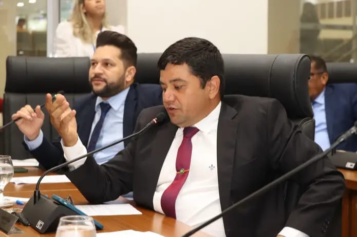 Rogério Freitas solicita revitalização da sinalização de trânsito do bairro Santa Fé