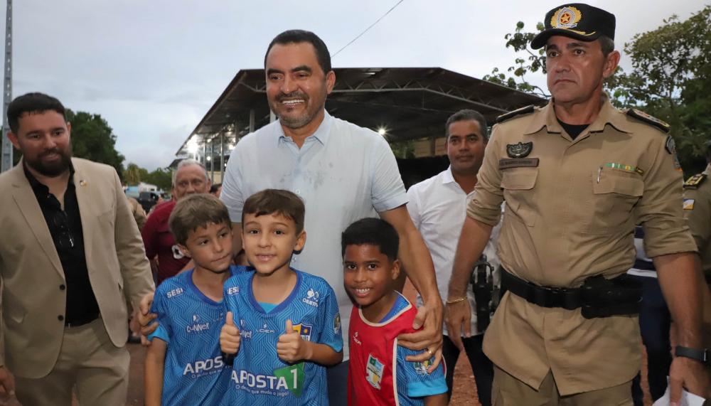 Governador Wanderlei Barbosa inaugura iluminação de campo de futebol do 1º BPM e prestigia retorno das atividades da Escolinha de Futebol 