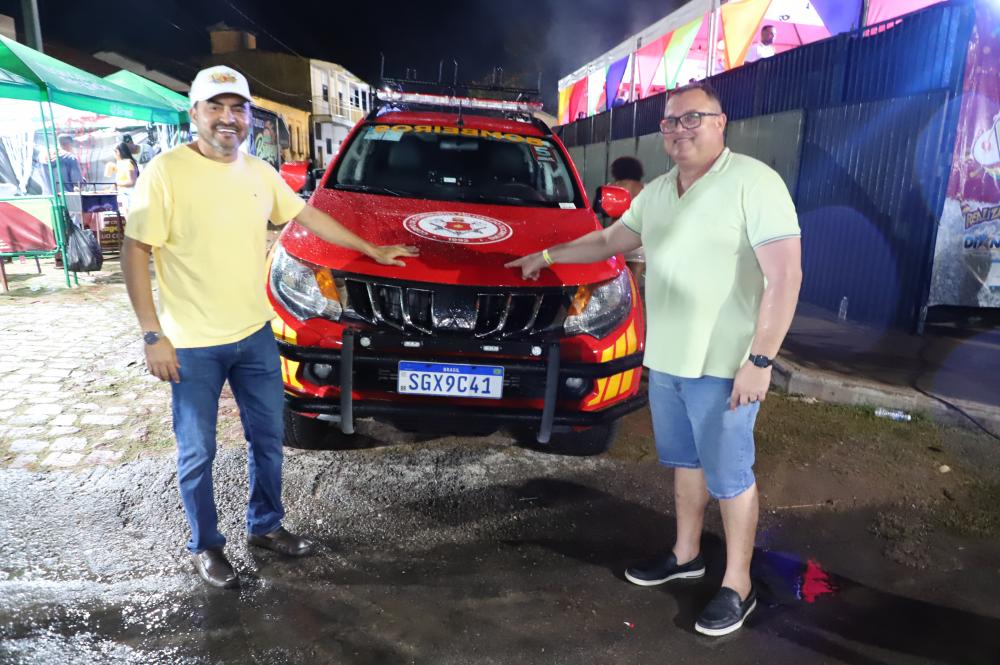 Governador Wanderlei Barbosa entrega viaturas para o Corpo de Bombeiros e prestigia o sábado de Carnaval em Dianópolis