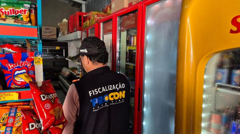 Fiscalização do Procon Tocantins apreende diversos produtos vencidos em supermercado de Palmas após denúncias 