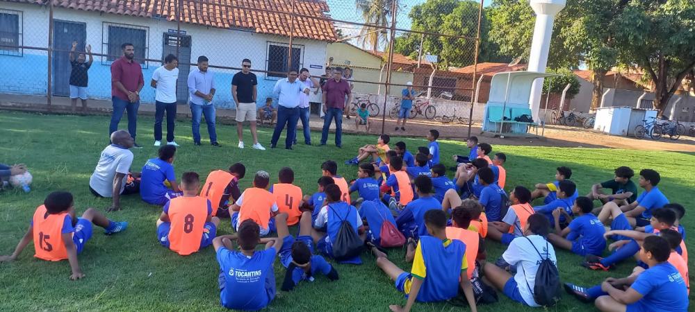 Atacante do São Paulo, Danilo Gomes, visita projeto esportivo do Governo do Tocantins