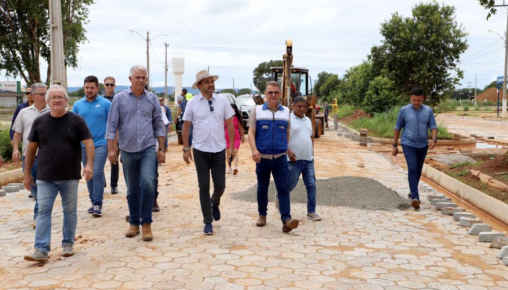 Governador Wanderlei Barbosa visita obras de pavimentação na Agrotins 2024
