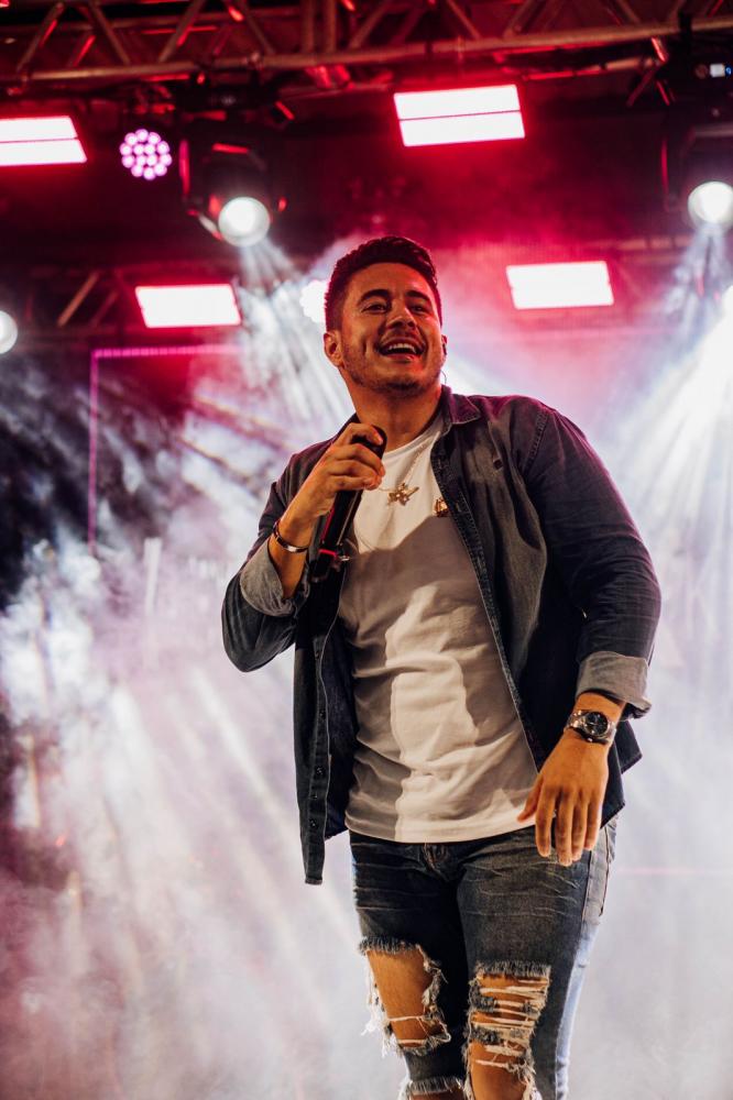 Artista Goiano Kaio Fonseca com raízes Tocantinenses arrasta multidão no aniversário de 33 anos de Fortaleza do Tabocão no Tocantins