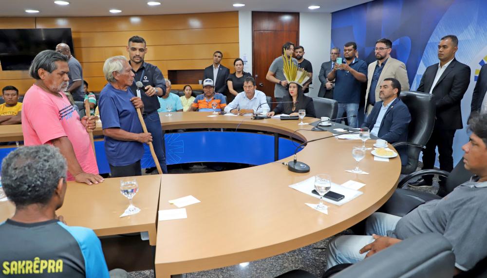 Governador Wanderlei Barbosa discute a pavimentação da TO-010 com líderes indígenas do povo Xerente