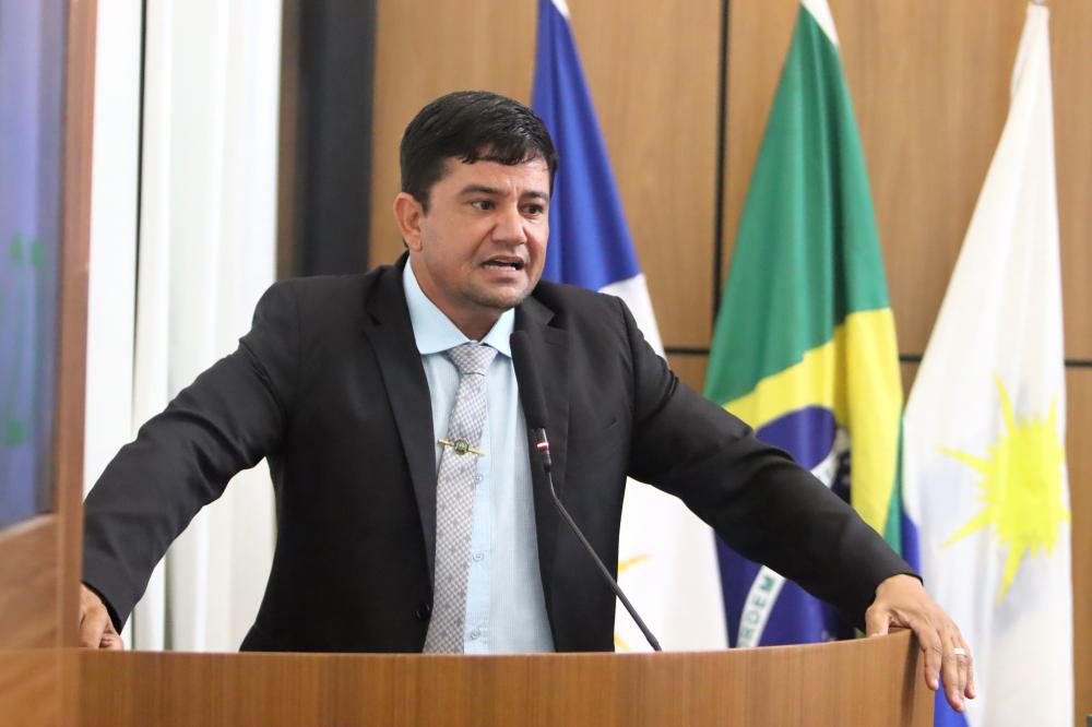 Na tribuna, Rogério Freitas retrata trajetória de traição de Cínthia Ribeiro