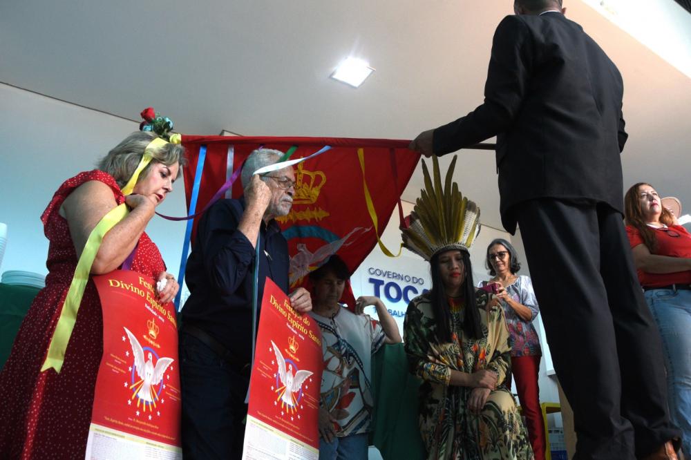 Secretarias recebem Folia do Divino Espírito Santo de Natividade