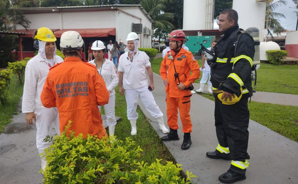 Bombeiros militares atuam no atendimento de funcionários com intoxicação por amônia, em Paraíso do Tocantins