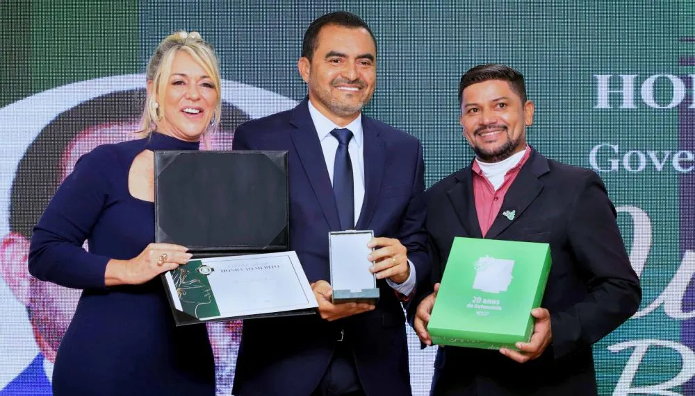 Governador Wanderlei Barbosa é homenageado com a Medalha de Honra ao Mérito em cerimônia comemorativa dos 20 anos de autonomia da Defensoria Pública do Tocantins