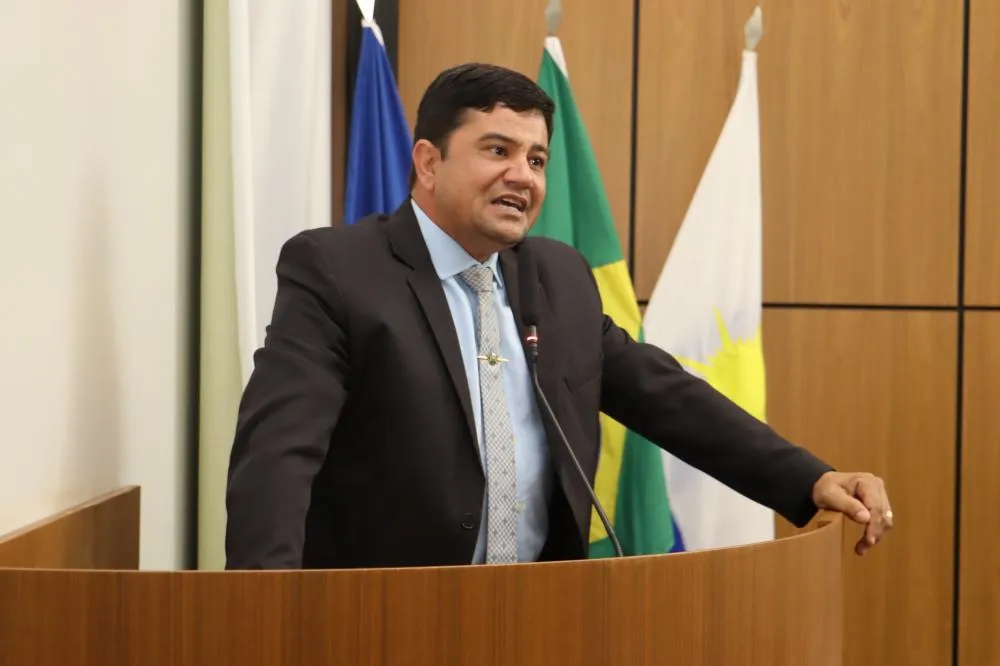 Vereador Rogério Freitas solicita "tapa buraco” para Quadras 105 Norte e 201 Norte